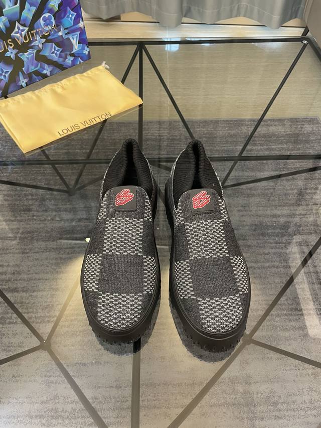 售 价: 商品商标：Lv* 路易威登* 一脚蹬 正码码数: 38-44 可订做45.46 商品材料：鞋面专柜原版材料，透气内里内里，原版大底。 编 号：023